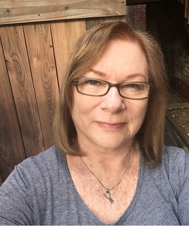 headshot of visarts teacher Lynda Ray